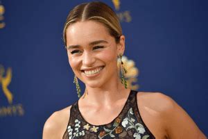‘Game of Thrones’ star Emilia Clarke laughs as Rockets' mascot .